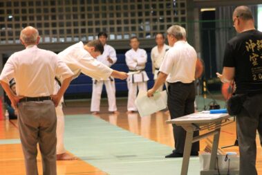 Impressionen Okinawa 2018-Kaicho Miyagi Takeshi 10. Dan Hanshi-Überreichung Urkunde zum Yondan