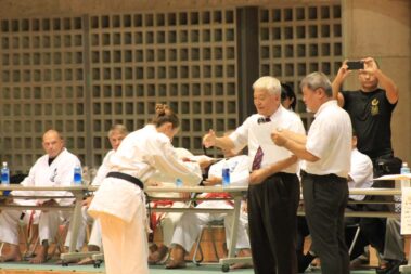 Impressionen Okinawa 2018-Kaicho Miyagi Takeshi 10. Dan Hanshi-Überreichung Urkunde zum Nidan