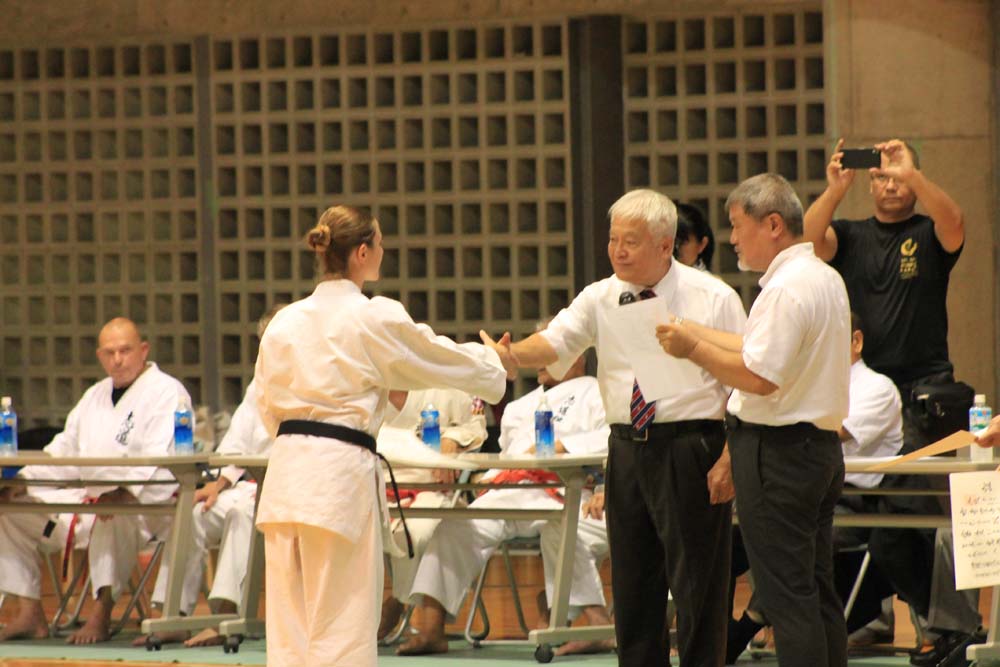 Impressionen Okinawa 2018-Kaicho Miyagi Takeshi 10. Dan Hanshi-Überreichung Urkunde zum Sandan