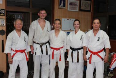 Impressionen Okinawa 2018 - Honbu Dojo v.l.n.r. Miyazato Tsutomu Sensei, Markus Haak, Maeshiro Morinobu Sensei, Bianca Roth, Takara Meiyu Sensei