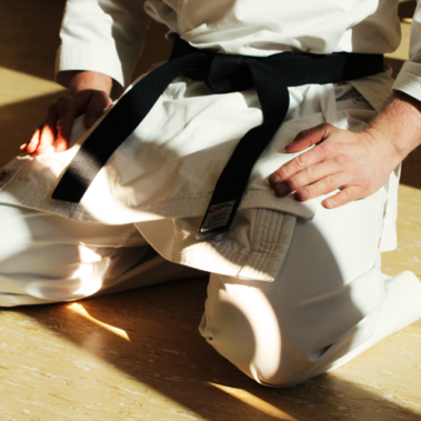 Startseite Bild für Körper und Geist, Mann sitzend im Seiza