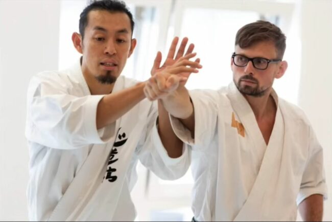Takafumi Nakayama Sensei Takafumi Nakayama Sensei führt eine Applikation mit Sensei Simon Klobe vor