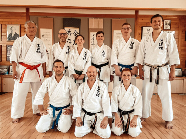 eine kleine Gruppe der Kleiner-Wald Karateschule zu Besuch im Nakayama Dojo, hier mit Kancho Nakayama