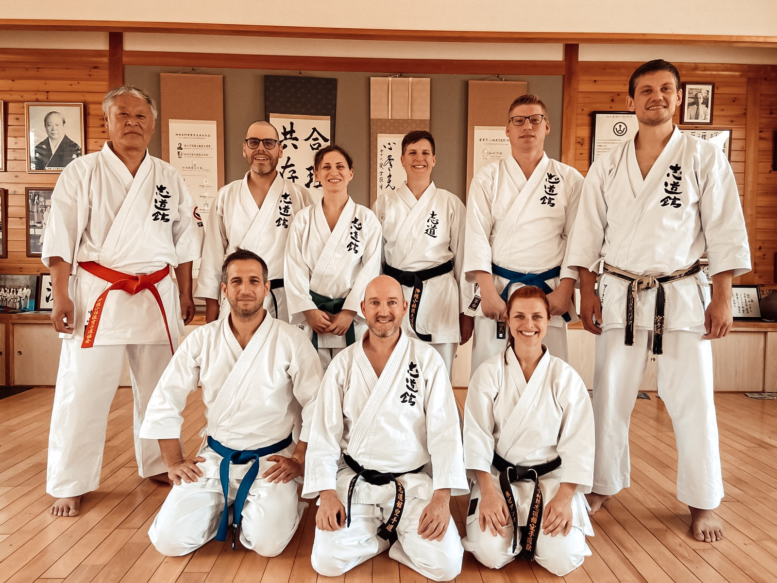 eine kleine Gruppe der Kleiner-Wald Karateschule zu Besuch im Nakayama Dojo, hier mit Kancho Nakayama